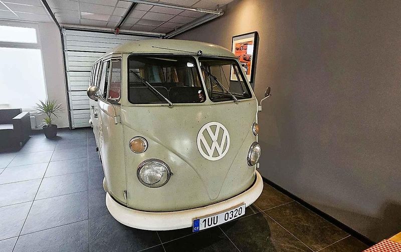Aleš Fousek (vpravo) z Ústí nad Labem vlastní Volkswagen T1 Bus z roku 1964. Auto, které si oblíbilo hnutí Hippies. Aleš se svým bratrem Michalem (vlevo) současně provozuje autoservis v bývalé provozovně Toyoty v Solvayově ulici.