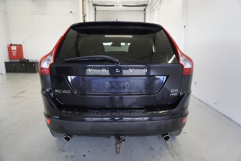 Volvo XC60  2.4 D5 MOMENTUM AWD AUTOMAT - fotka 9 z 27