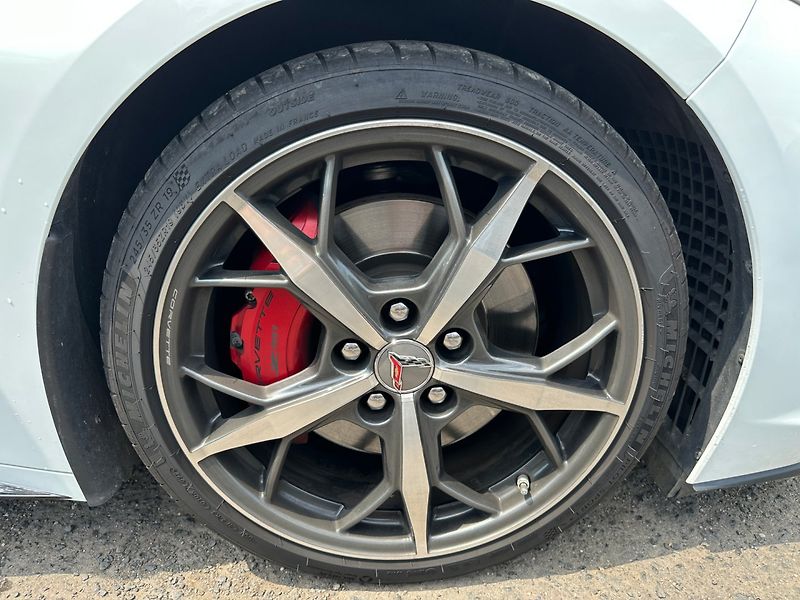 Chevrolet Corvette (2022) C8 Stingray 6.2 V8 354kW Targa - fotka 22 z 33