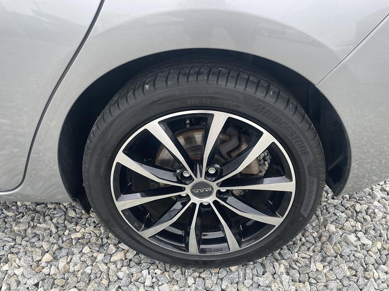 Toyota Auris 1.8i 16v HYBRID AUT SERVIS TOP - fotka 32 z 172