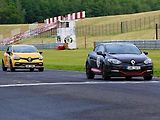 Rychlé Renaulty na Autodromu v Mostě.