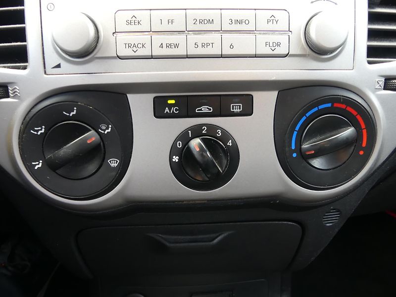 Hyundai i20 (2009) 1,2 i - fotka 15 z 18