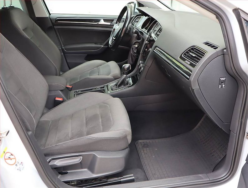 Volkswagen Golf (2017) R-Line 2.0 TDI, Automat, Navi - fotka 9 z 19