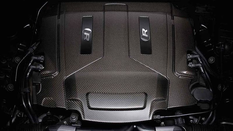 Jaguar XJR575.
