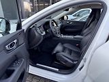 Volvo XC60 B5 AWD PLUS DARK // REZERVACE - náhled 12