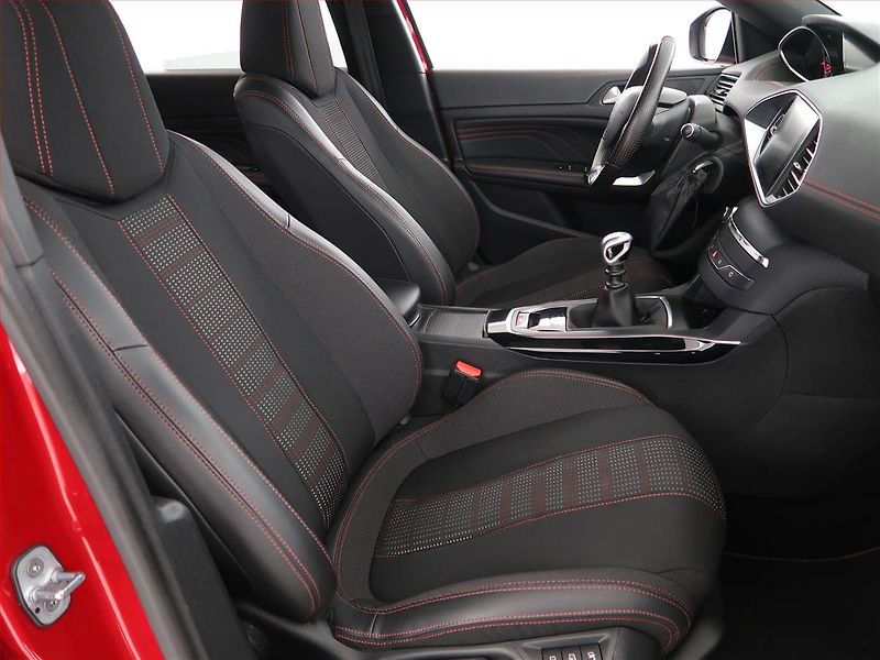 Peugeot 308 (2019) GT Line 1.2 PureTech - fotka 9 z 19