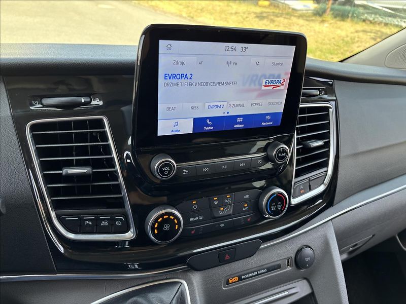 Ford Tourneo Custom 2,0 EcoBlue 110kW L2 Titanium - fotka 32 z 41