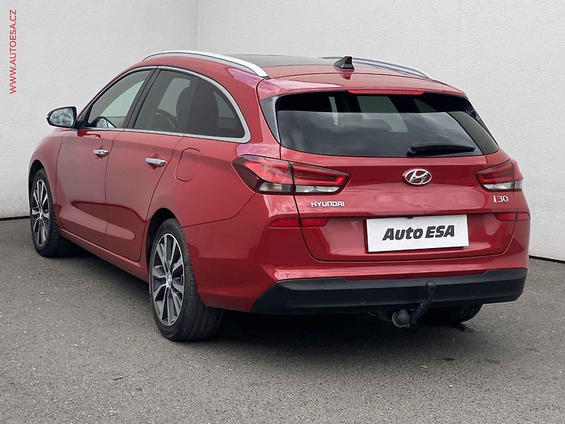 Hyundai i30 (2017) 1.6 CRDi, AT, LED, panor - fotka 6 z 18