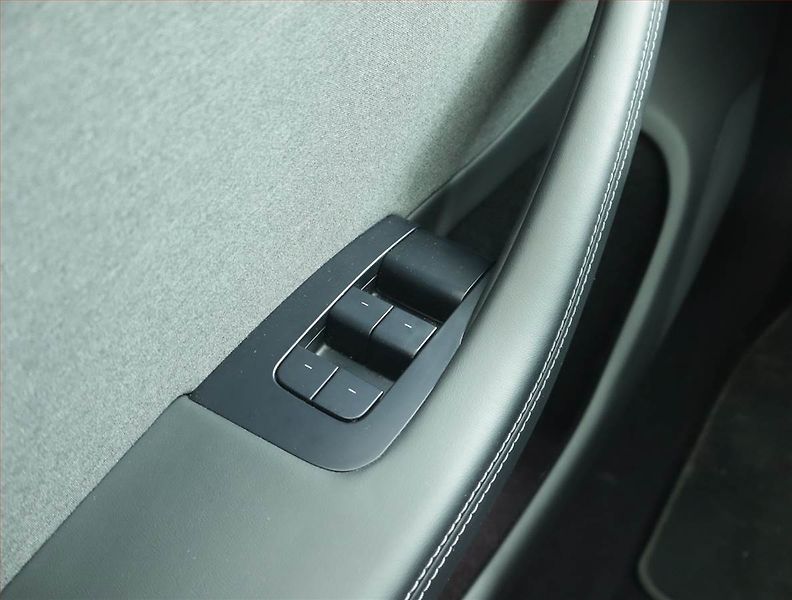 Tesla Model 3 (2023) Standard Range LFP, SoH 96% - fotka 17 z 22
