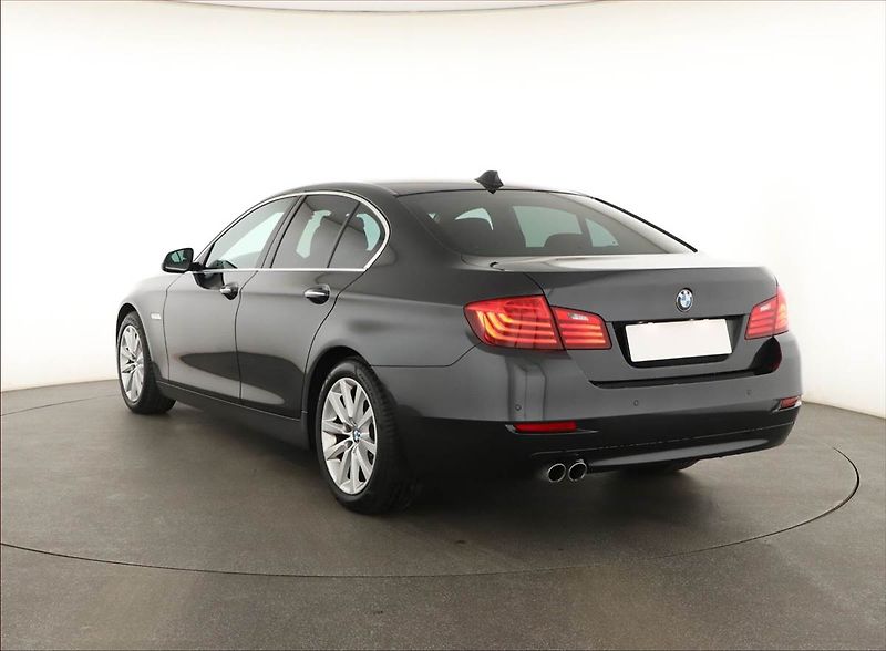 BMW Řada 5 (2013) 520d xDrive, 4X4, Automat, ČR - fotka 4 z 20