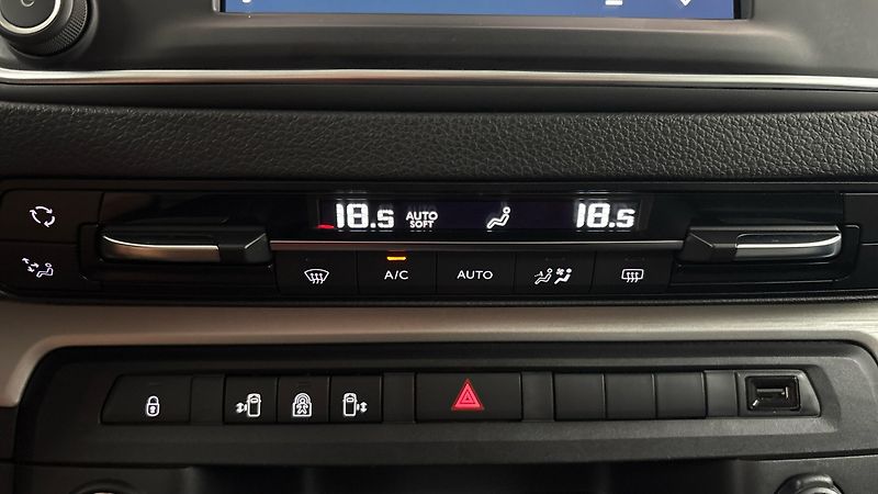 Citroën SpaceTourer 75 kWh AUT Shine - fotka 13 z 29