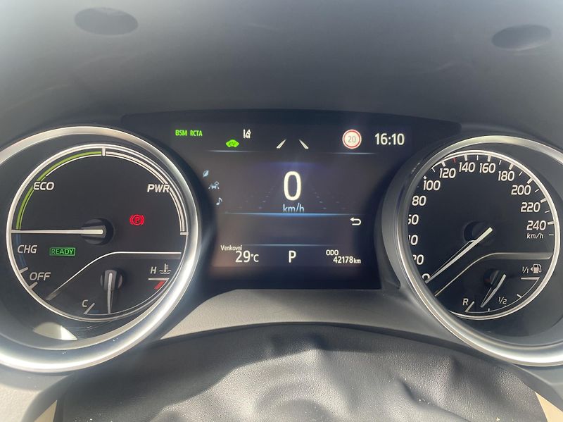 Toyota Camry EXECUTIVE VIP 2.5 Hyb. 160 kW - fotka 12 z 33