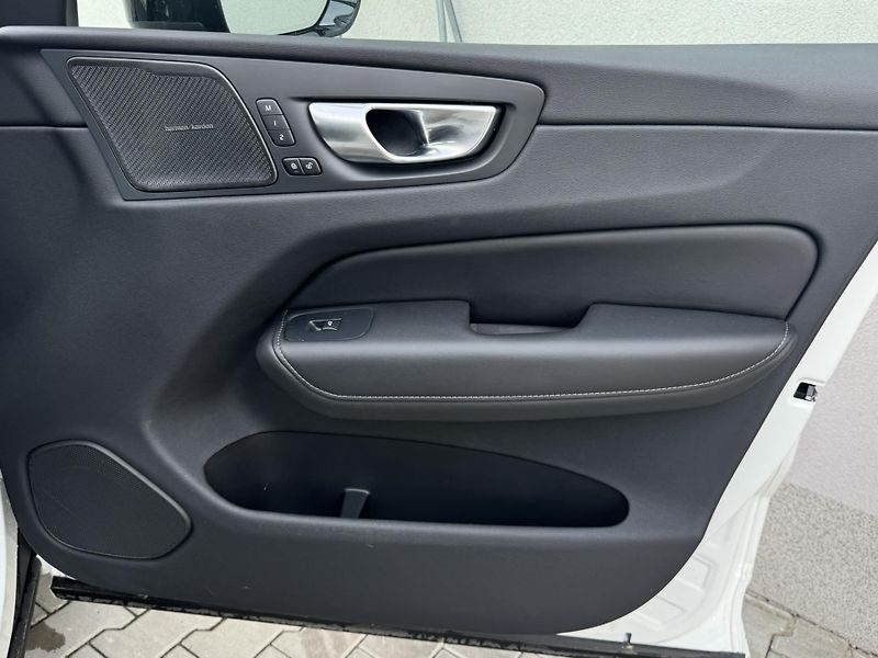 Volvo XC60 T8 AWD ULTIMATE // REZERVACE - fotka 21 z 45