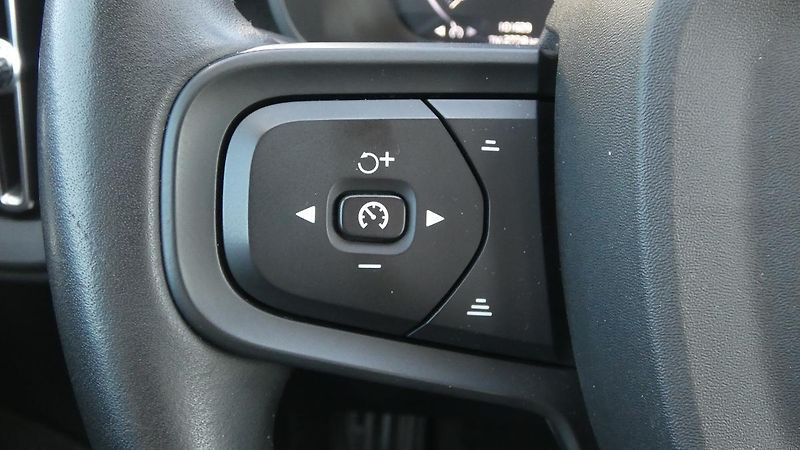 Volvo XC40 T2 FWD Momentum Core - fotka 11 z 21