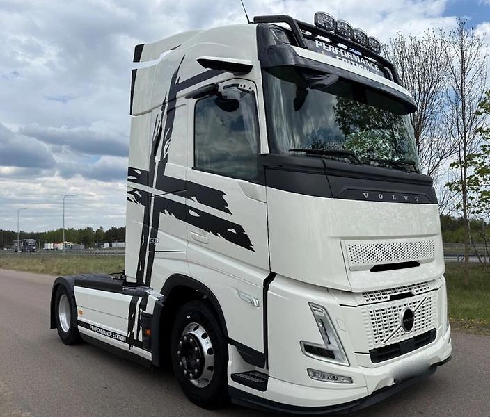 Volvo FH (2024) 500 tahač EURO 6 - fotka 3 z 12