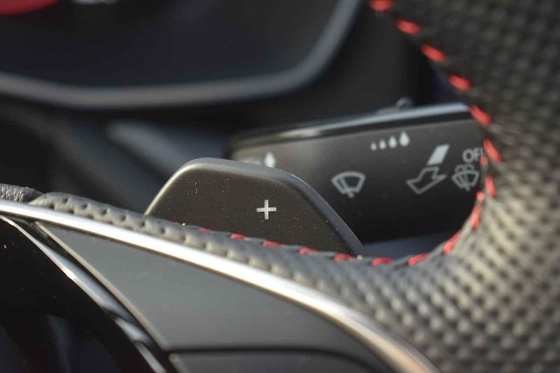 Auto si skvěle rozumí s táhlými zatáčkami