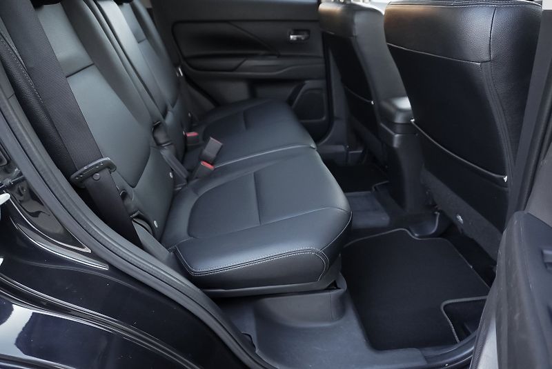 Mitsubishi Outlander 2.0 PHEV 4x4 - fotka 27 z 34