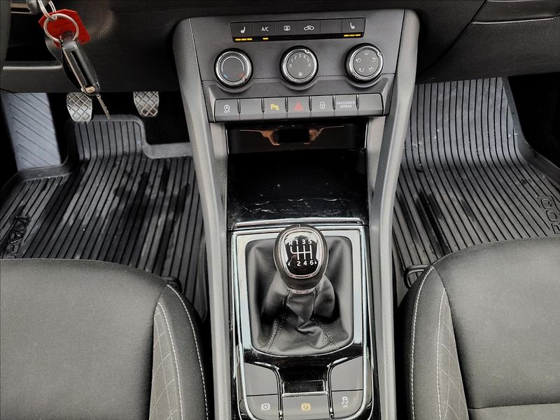 Škoda Karoq 1,6 tdi,navi,výhřev,klima,alu - fotka 35 z 50