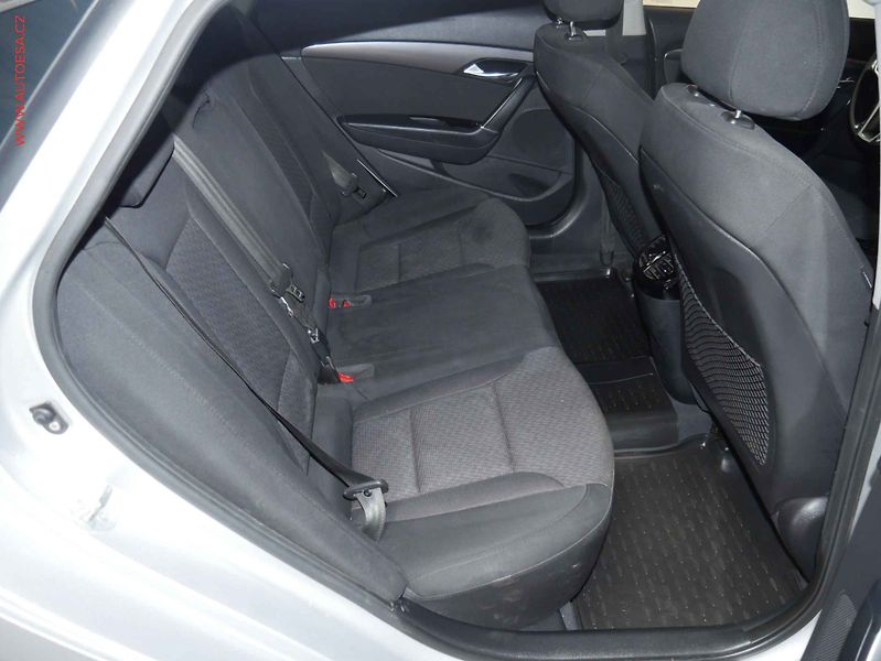 Hyundai i40 (2013) 1.7CRDi, ČR, AC, temp - fotka 11 z 22