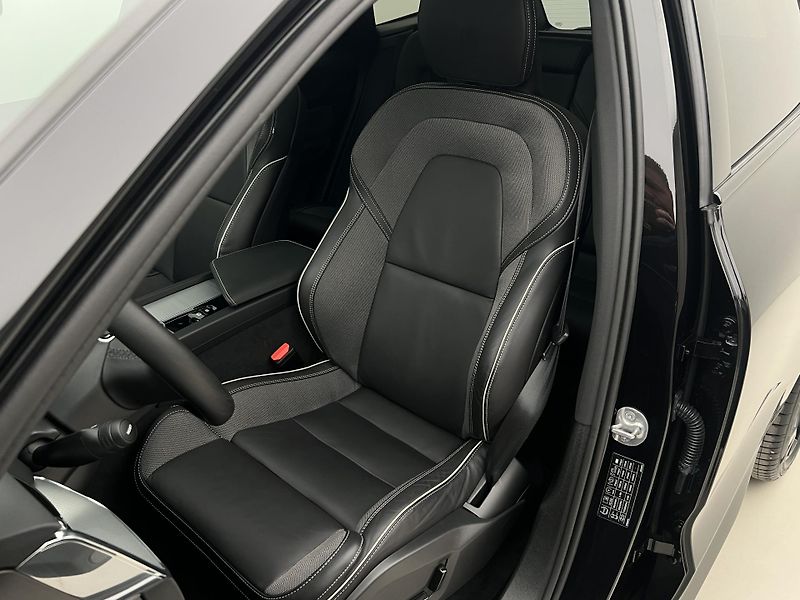 Volvo XC60 B5 AWD BLACK EDITION PLUS AUT - fotka 20 z 51