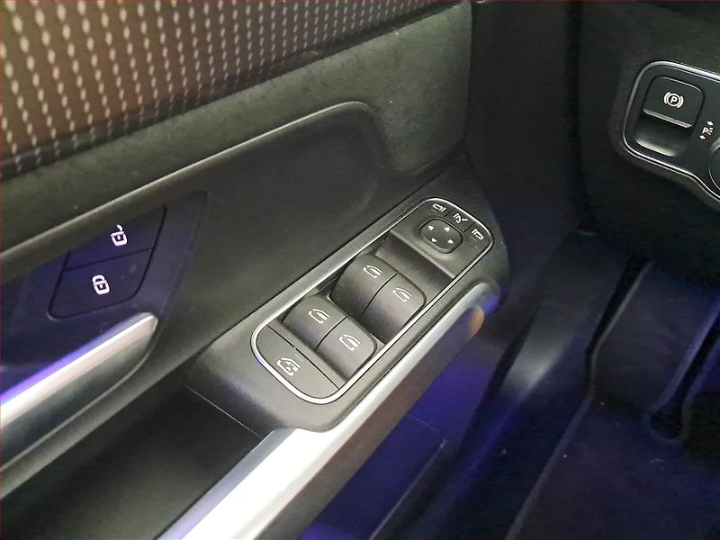 Mercedes-Benz EQB (2022) 350 4MATIC - fotka 17 z 21