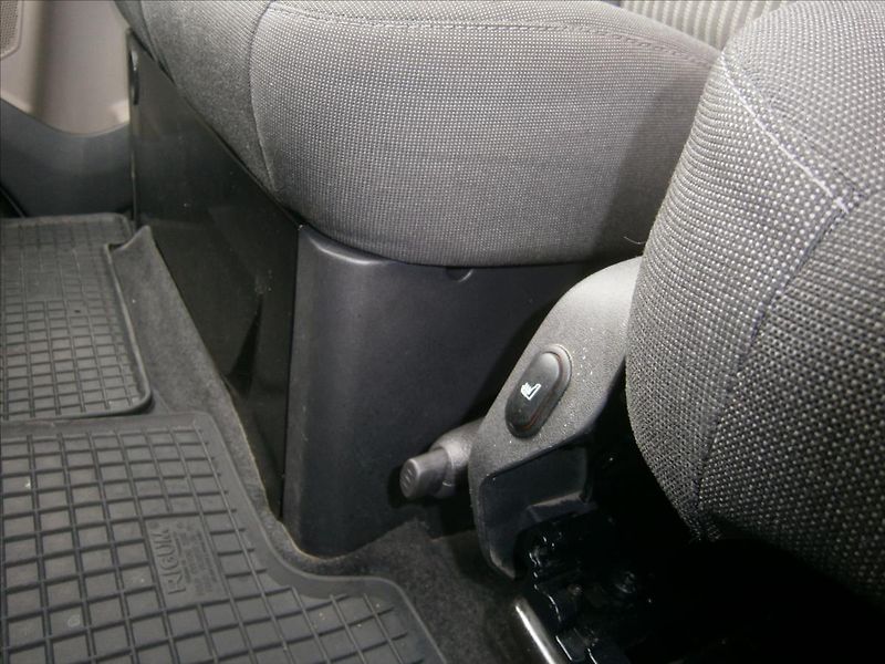 Ford Tourneo Custom 2,2 TDCI 114 KW  TITANIUM - fotka 21 z 21