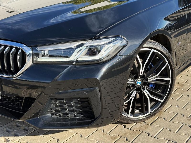 BMW Řada 5 530d xDrive Touring - fotka 19 z 22
