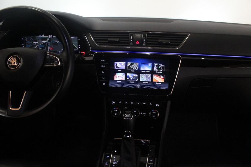 Škoda Superb (2019) 2.0TDI DSG L&K 4x4 Display - fotka 32 z 45