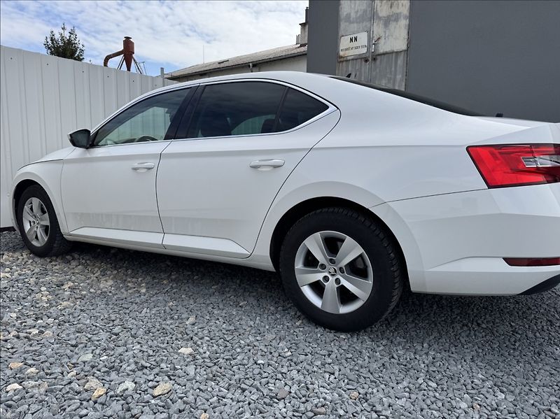 Škoda Superb 2,0 TDI 140kW ACC - fotka 18 z 50