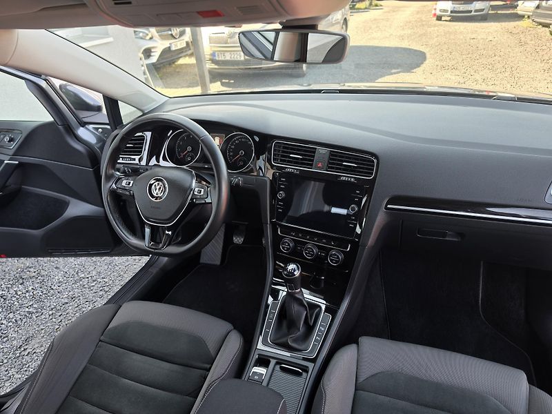 Volkswagen Golf 1.5 TSI 96kw Led  Kuže Navi - fotka 10 z 17