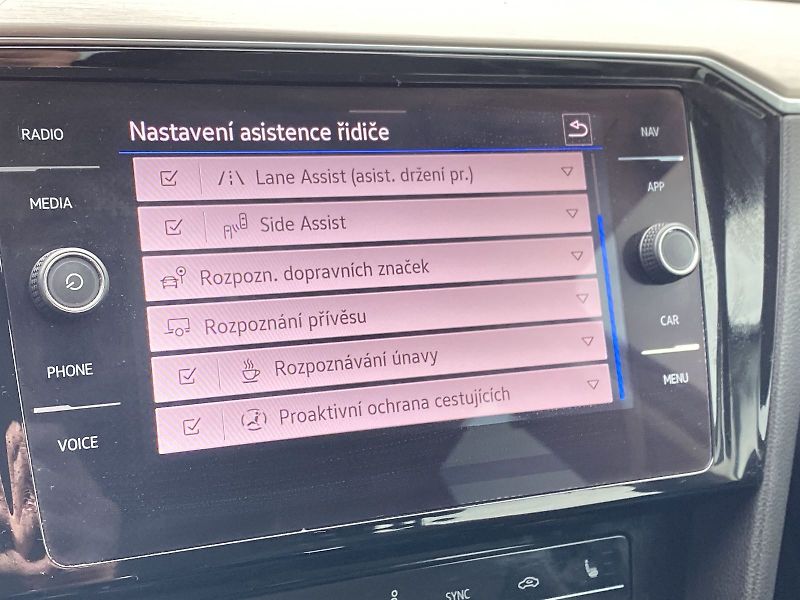 Volkswagen Passat (2020) Variant 2.0 TDI DSG 4Motion - fotka 16 z 34