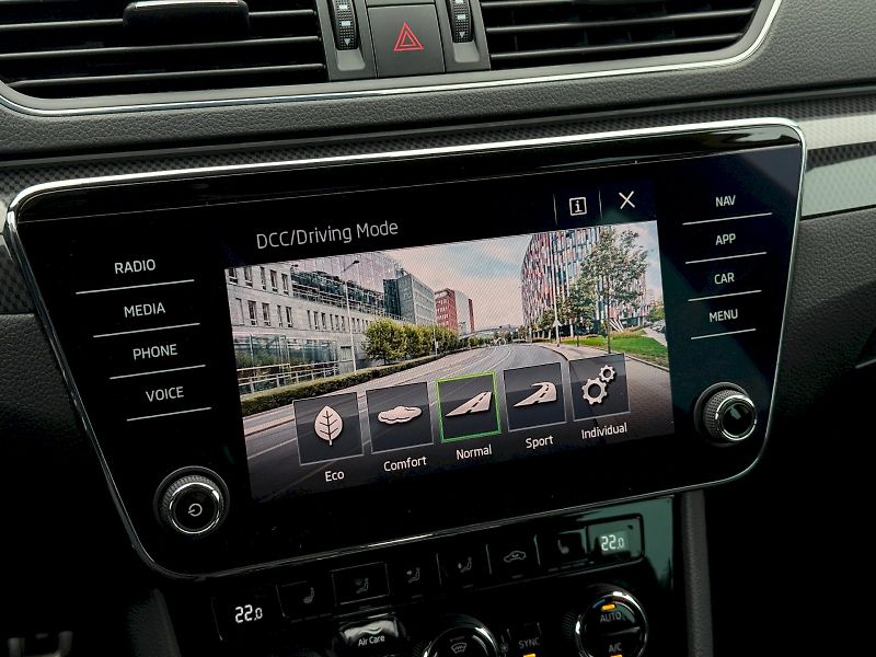 Škoda Superb (2019) 2.0 TSI  200 kW DSG 4x4 SportL - fotka 19 z 26