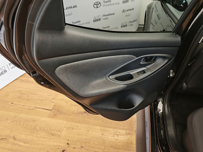 Toyota Yaris 1.5 Hybrid  Comfort Tech Style - fotka 25 z 39