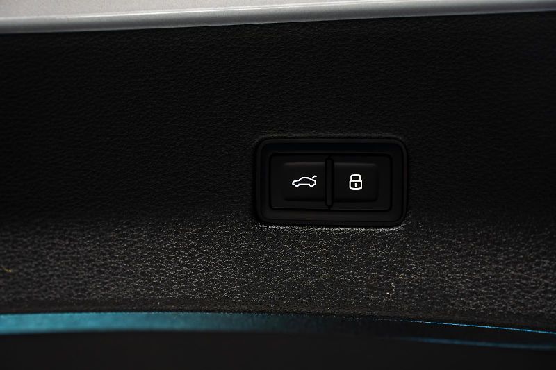 Audi Q8 55 TFSI e 250 kW, QUATTRO, DPH - fotka 38 z 38