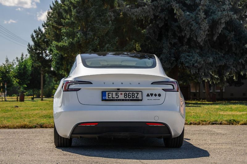 Tesla Model 3 - fotka 6 z 21
