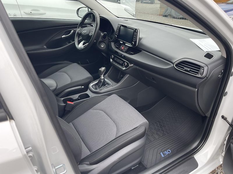 Hyundai i30 1.6d NEHAV-NAVI-DPH-po STK! ČR - fotka 23 z 43