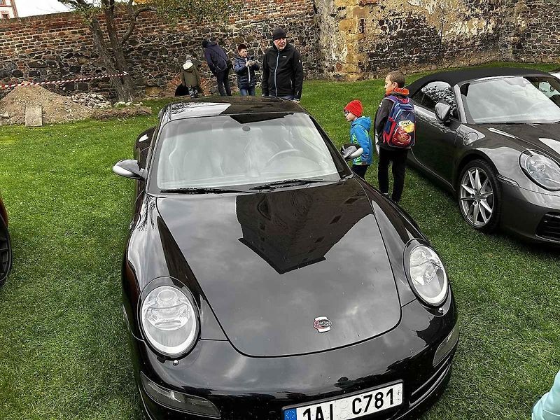 Sraz vozů Porsche ve Švihově na hradě.