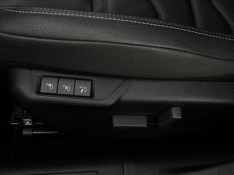 Jeep Avenger 1,2 Turbo e-hybrid Summit - fotka 18 z 42