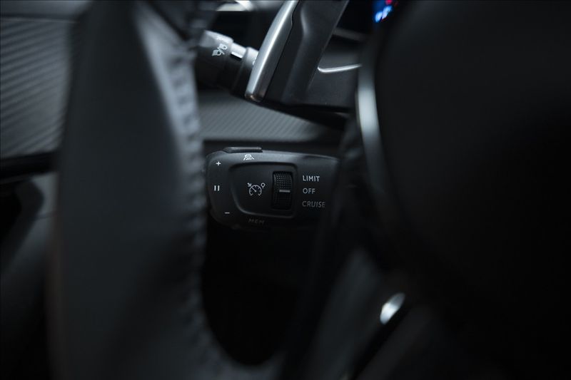 Peugeot 2008 1,2 HYBRID AT KAMERA 360° ČR - fotka 24 z 43