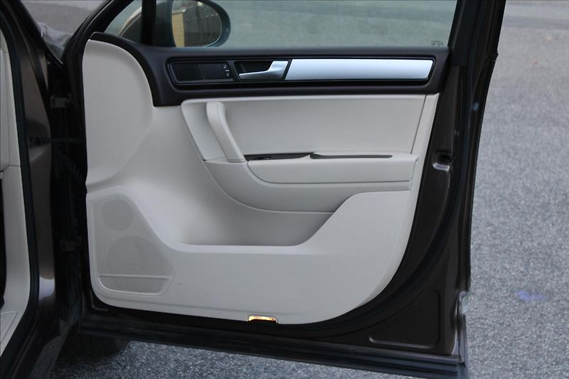 Volkswagen Touareg 3.0 TDI V6/PANOR/TAŽNÉ/NEZ.TOP - fotka 27 z 39