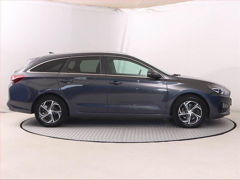 Hyundai i30 (2023) Family 1.5 DPI, Tempomat - fotka 6 z 19