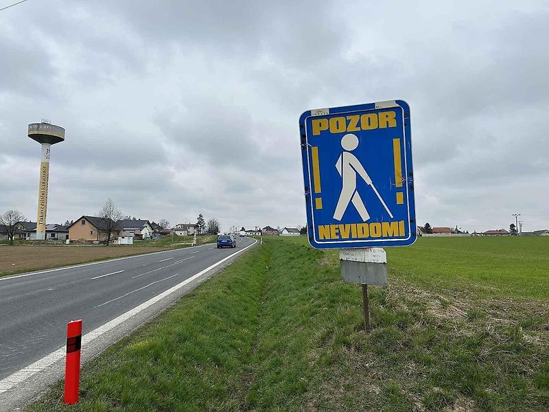 Nedaleko Ostravy je u letiště v Mošnově značka upozorňující na letadla.