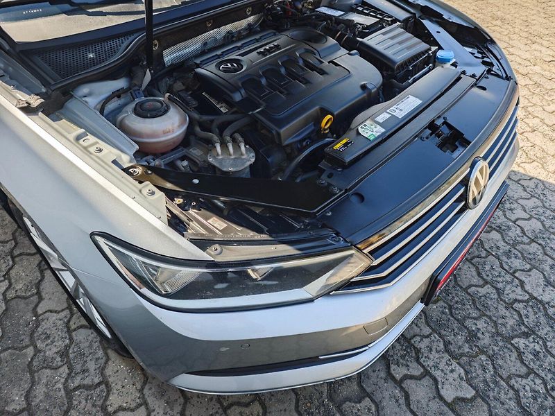 Volkswagen Passat (2017) 2.0 TDi Highline ACC Manuál - fotka 28 z 36