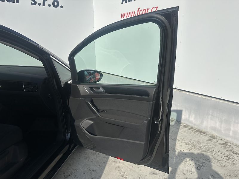 Volkswagen Touran (2015) 2.0 TDI se. knížka 7 míst - fotka 22 z 43
