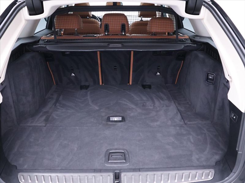BMW Řada 5 2,0 520da 120kW Sport - fotka 11 z 38