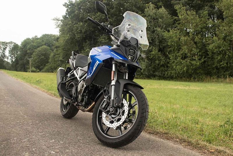 Na V-Strom může bez potíží usednout i jezdec menší postavy.