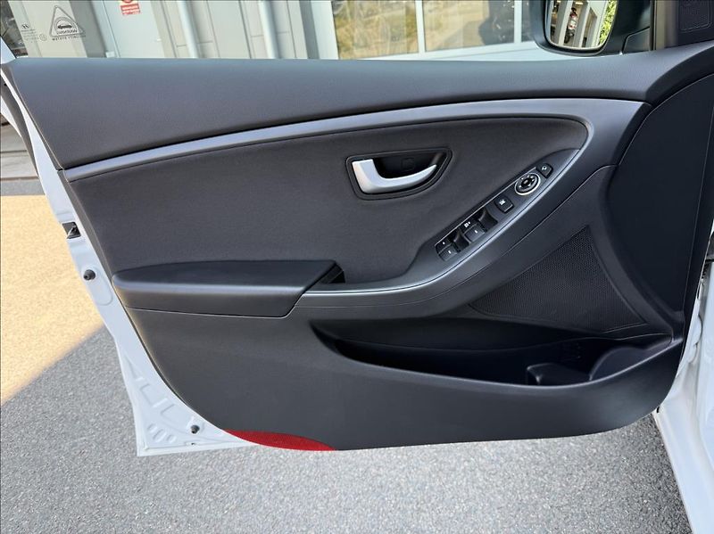 Hyundai i30 1,6 GDI  WG Weekend Design - fotka 9 z 28