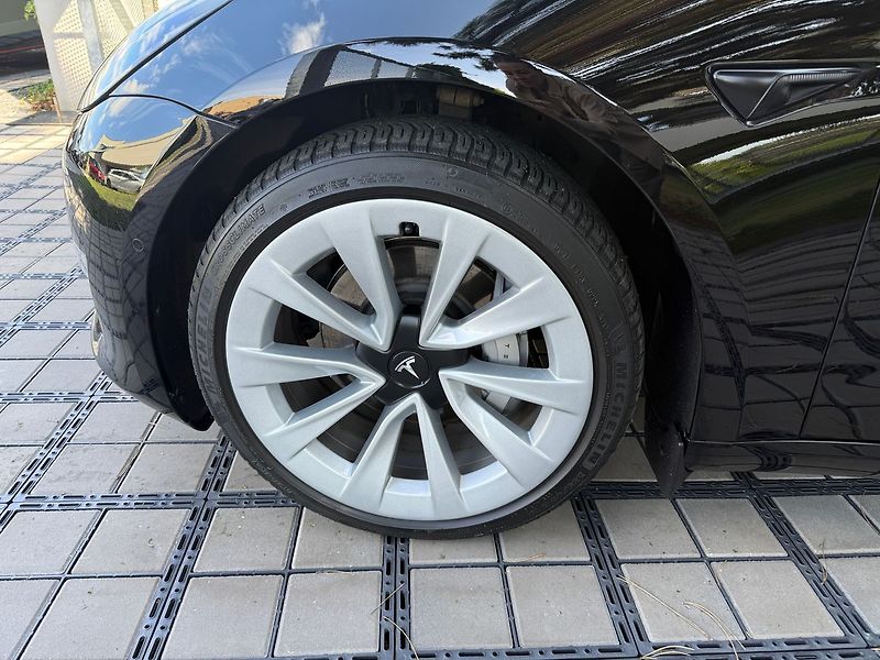 Tesla Model 3 Long Range AWD - fotka 6 z 38