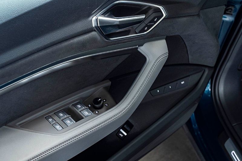 Audi e-tron 55 300kW Pano ACC 360 Tažné - fotka 24 z 42