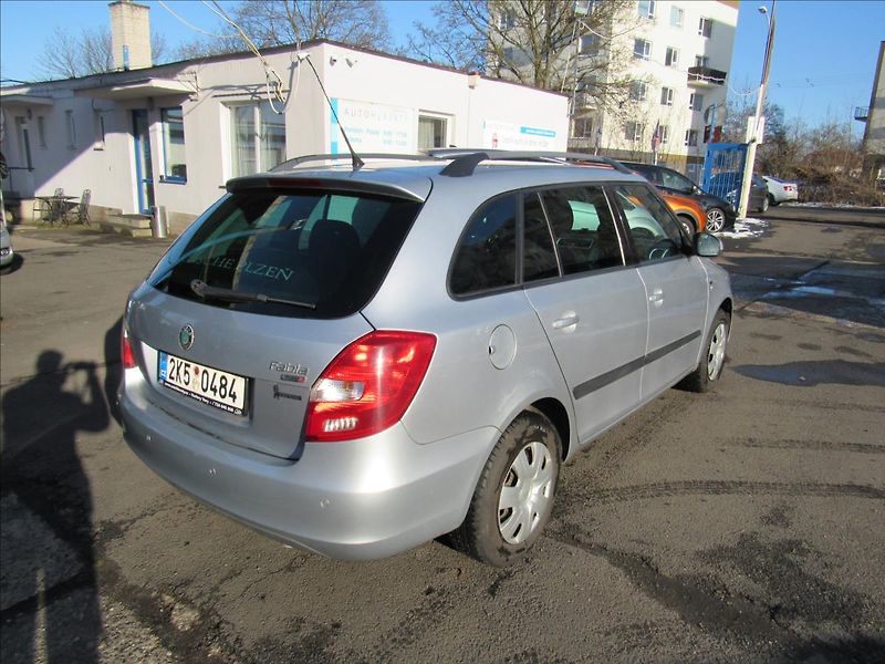 Škoda Fabia 1,2 HTP 51kW Combi - fotka 6 z 33